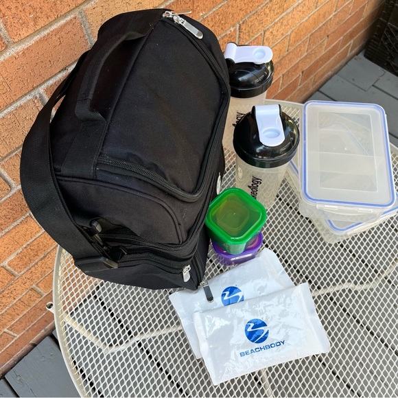 BODi | Beachbody Cooler Tote with BONUS Shakeology Cups & FIXATE containers - Picture 4 of 6